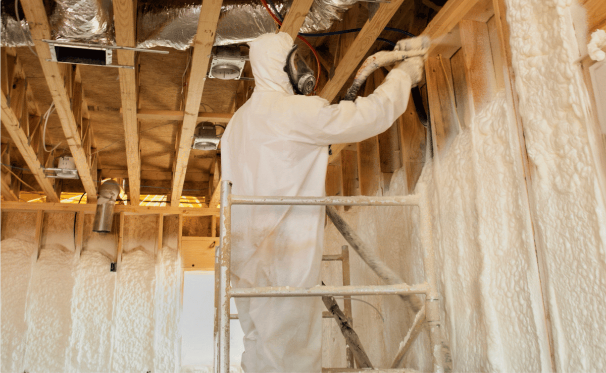 Trabajador con equipo de protección en el interior de una vivienda en obras